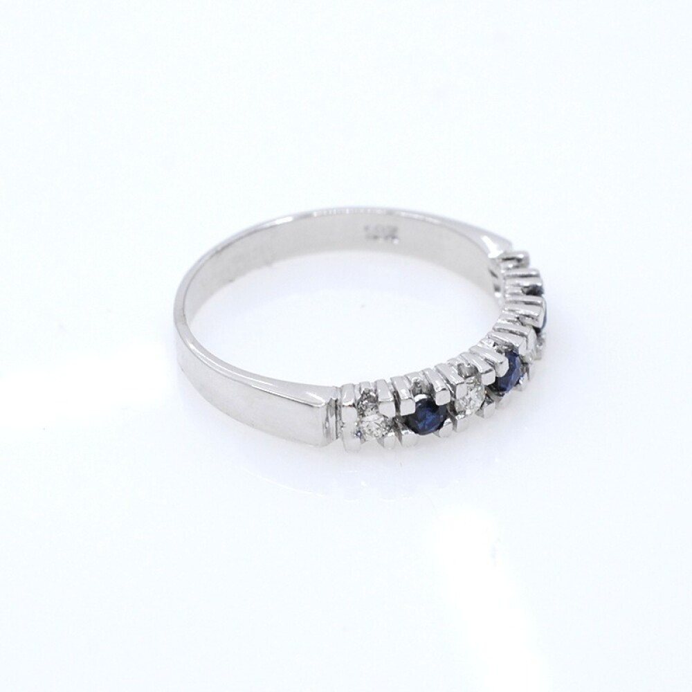 Anillo en oro 18k blanco, brillantes y zafiros. Anillo en oro 18k blanco, brillantes y zafiros.
