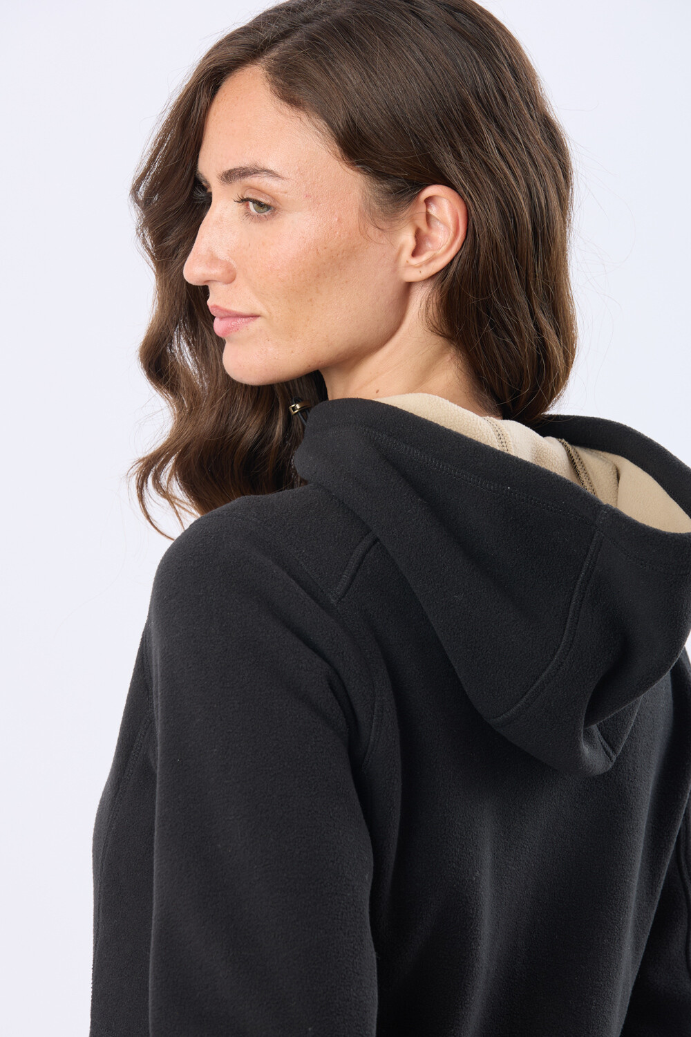 CAMPERA POLAR CON CAPUCHA Negro