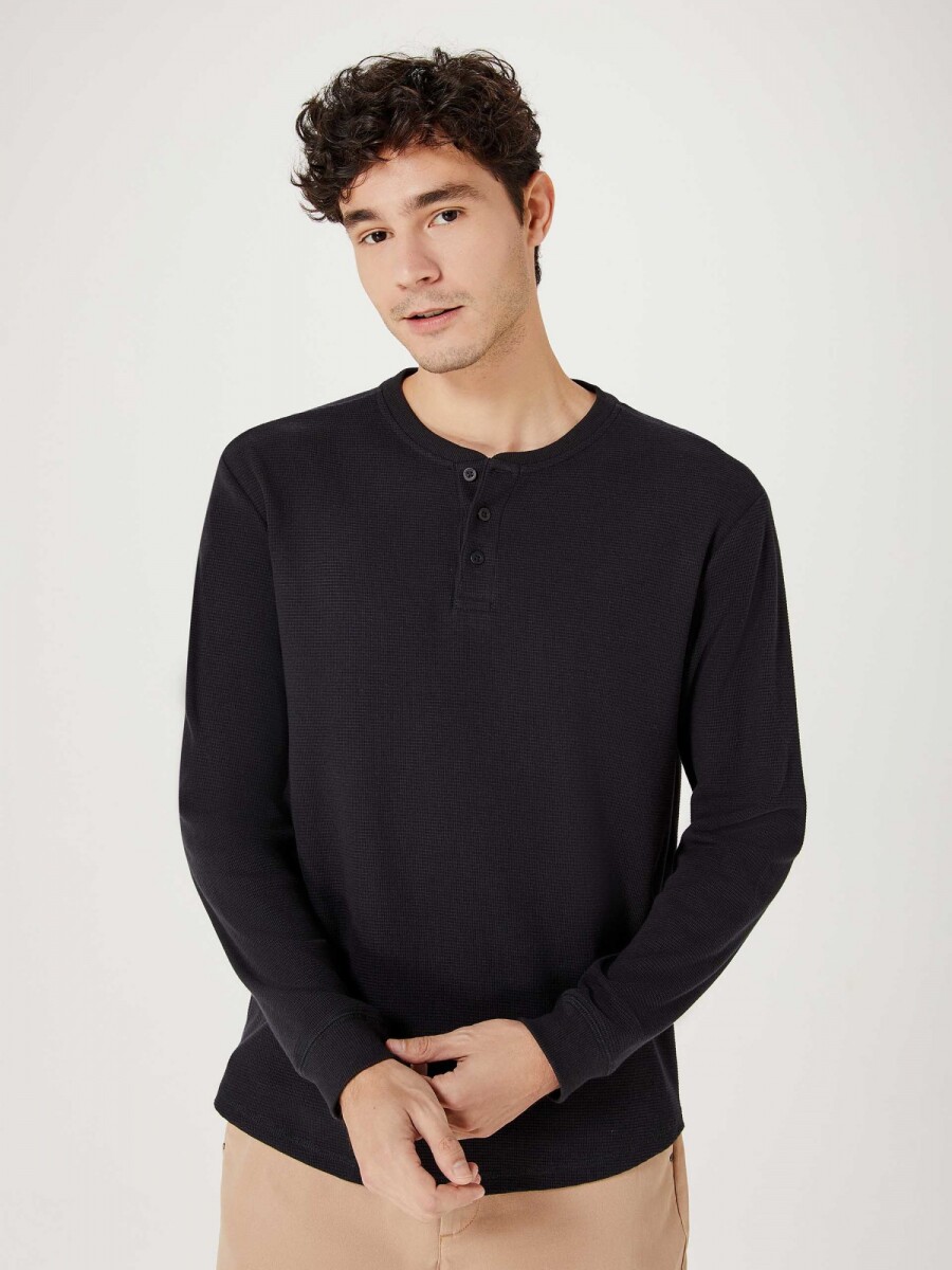 CAMISETA HENLEY TEXTURIZADA - NEGRO 