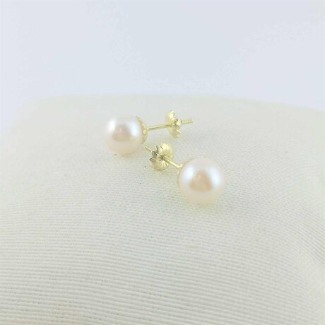 Par de caravanas de oro 18 ktes y perla de cultivo, 7 1/2 mm. Par de caravanas de oro 18 ktes y perla de cultivo, 7 1/2 mm.