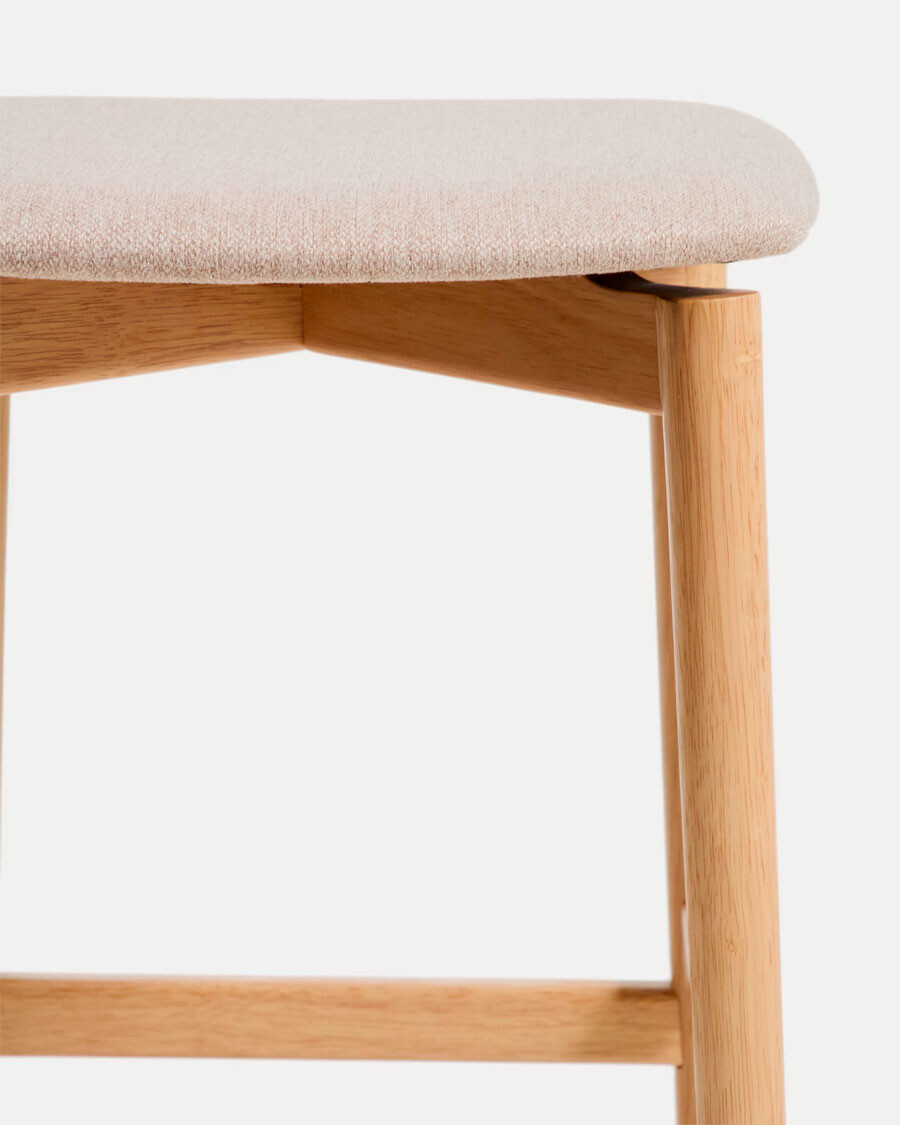 Taburete Evera de chapa de roble con acabado en tono natural y chenilla beige 65 cm Taburete Evera de chapa de roble con acabado en tono natural y chenilla beige 65 cm