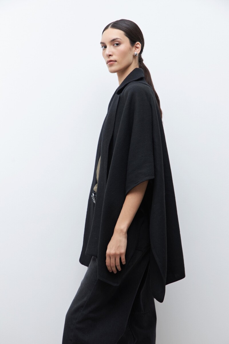 Capa con solapa y cuello tejido negro