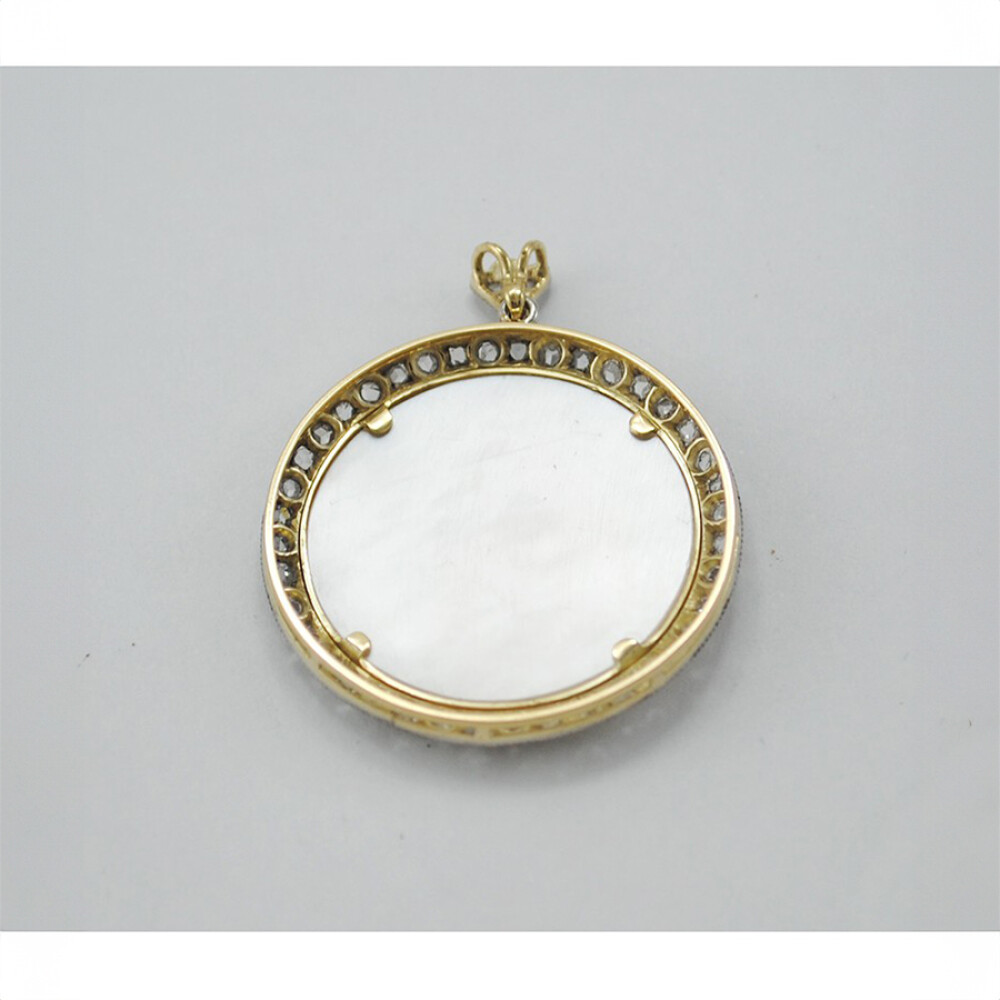 Medalla estilo antiguo, platino, oro 18K, diamantes y nácar cristo Medalla estilo antiguo, platino, oro 18K, diamantes y nácar cristo