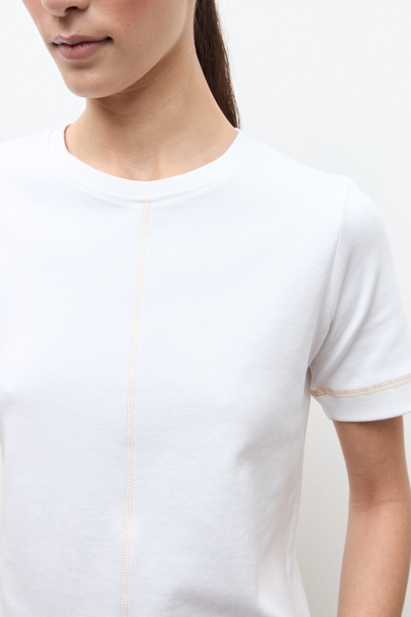 Remera con pespuntes blanco
