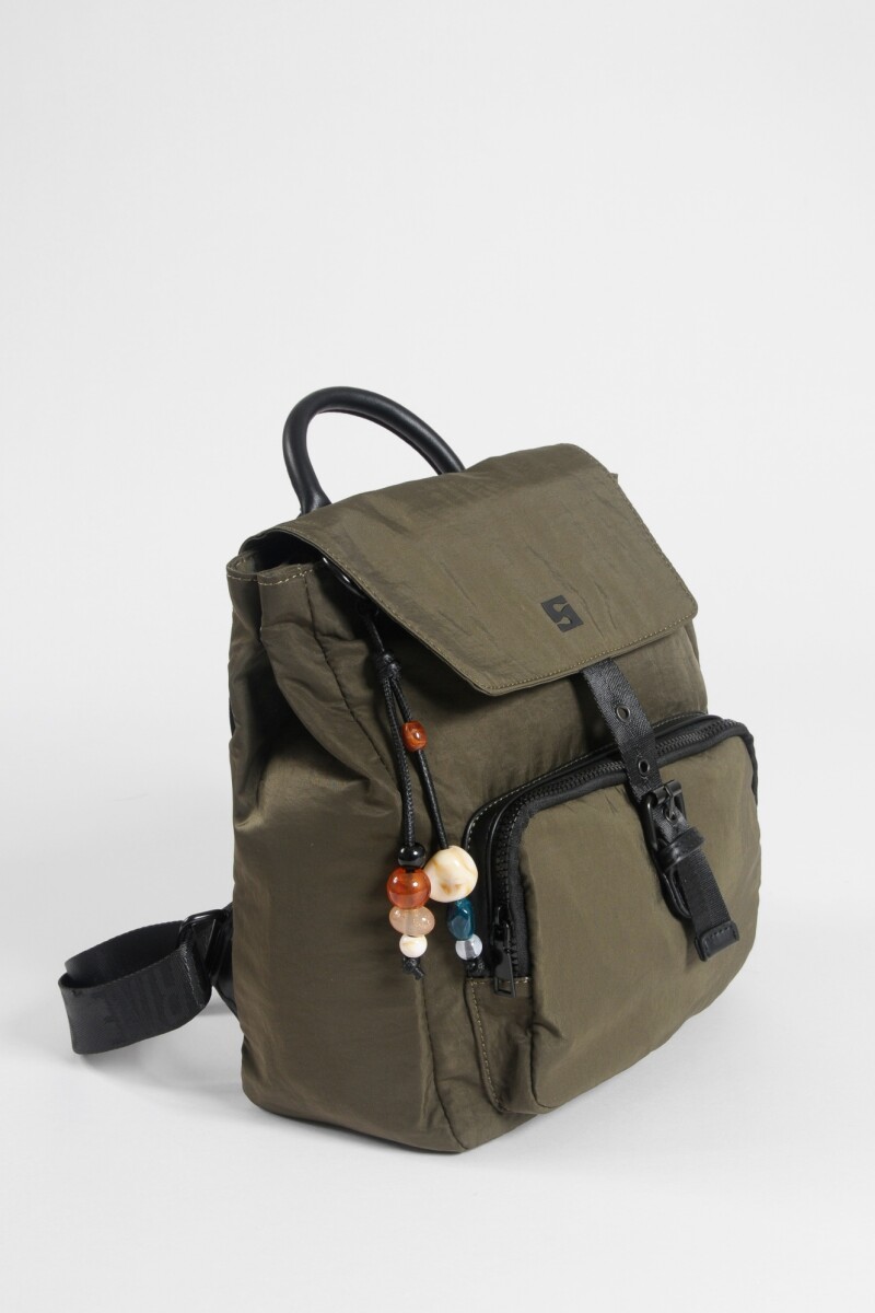 Mochila con tapa y hebilla verde