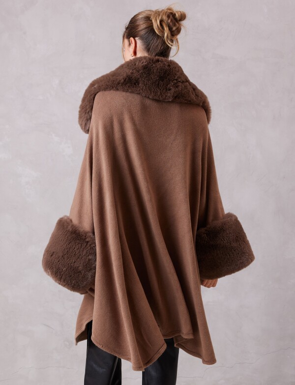 Ruana Aplique Simil Piel TOSTADO