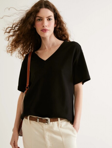 BLUSA MANGA CORTA CUELLO EN V OVERSIZED NEGRO