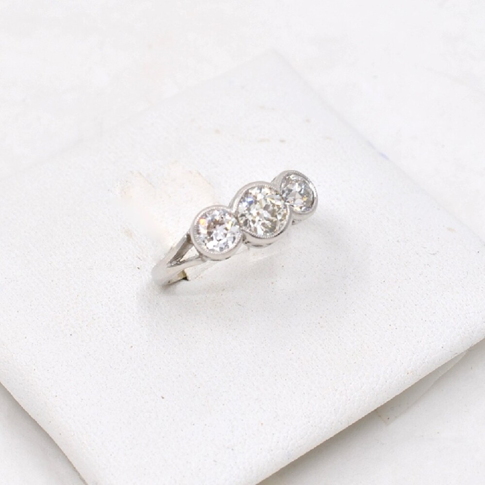 Anillo Platino Con 3 Brillantes, Nuevo, Estilo Antiguo Anillo Platino Con 3 Brillantes, Nuevo, Estilo Antiguo