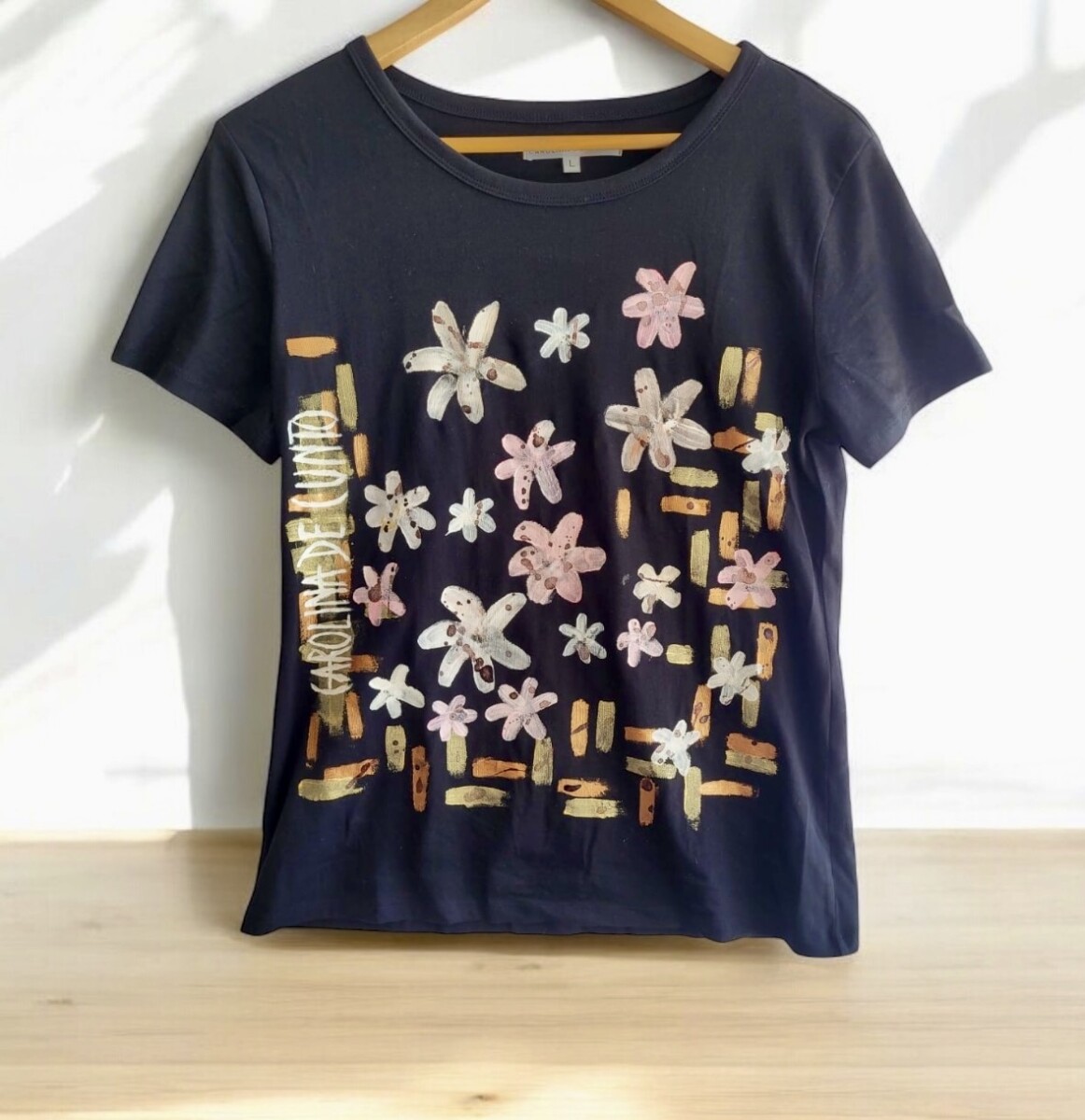 Remera Bahamas Negra Con Flores Nude. 