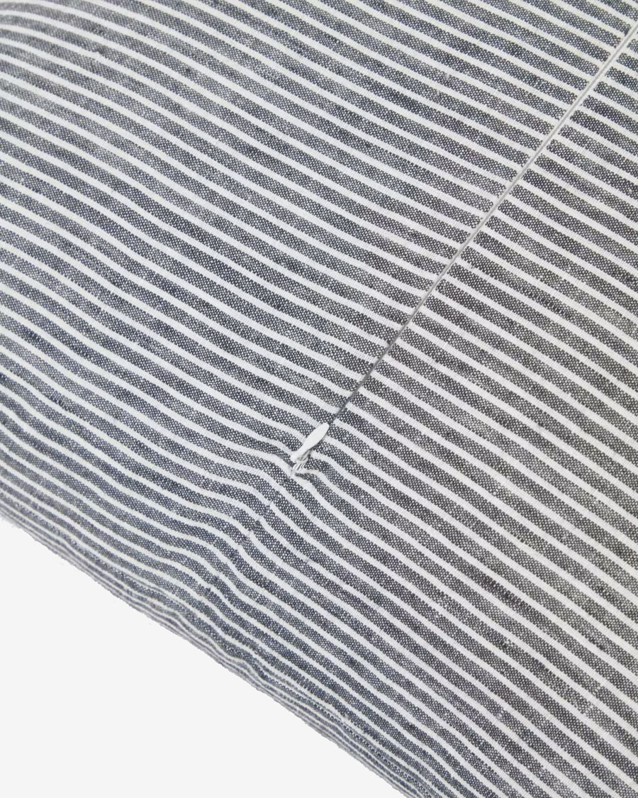 Almohadón Marena 100% lino rayas negro y blanco 45 x 45 cm Almohadón Marena 100% lino rayas negro y blanco 45 x 45 cm