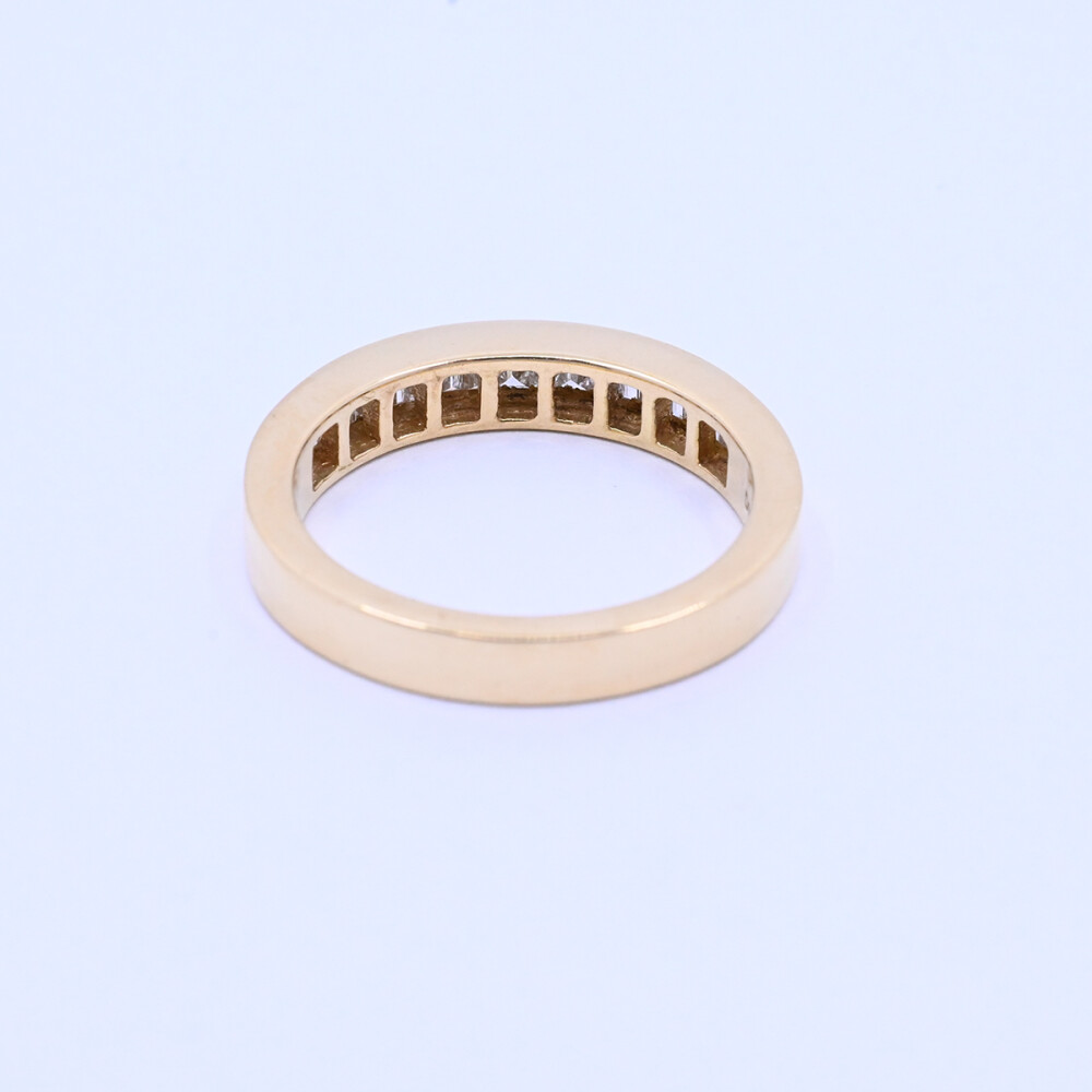 Anillo medio sin fin oro 18k engarce carril con brillantes. Anillo medio sin fin oro 18k engarce carril con brillantes.