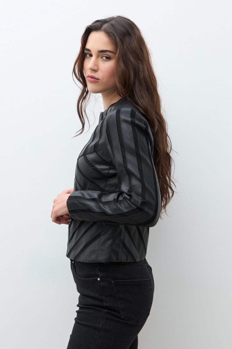Chaqueta eco cuero con tul negro