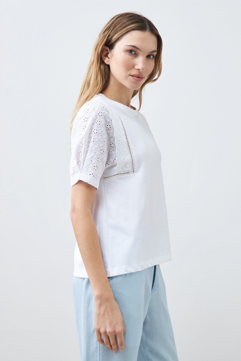 Remera con broderie blanco