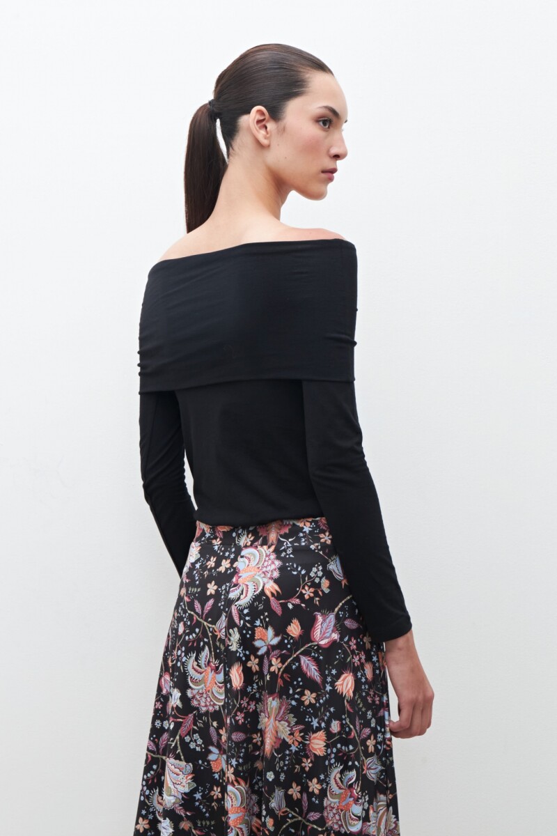 Remera escote bardot negro