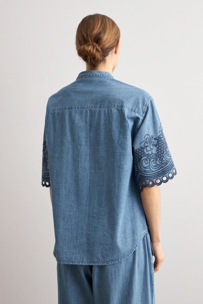 Camisa de jean bordada jean medio