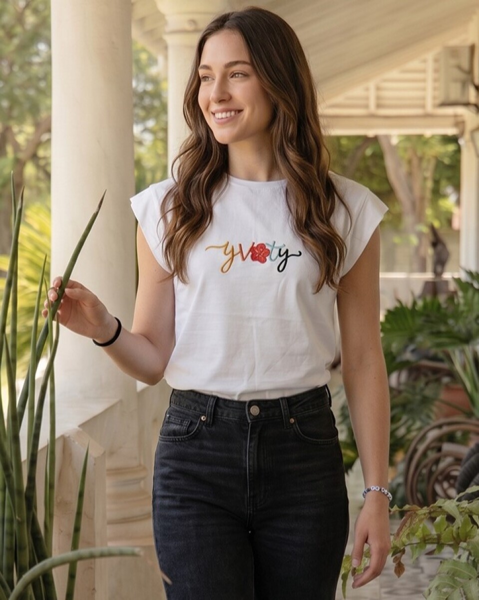 Remera Yvoty. 