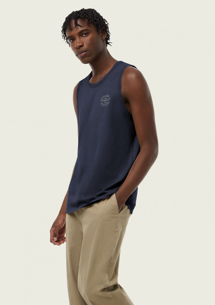 MUSCULOSA BÁSICA CON ESTAMPA - AZUL 