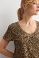 Remera escote en V animal print tostado