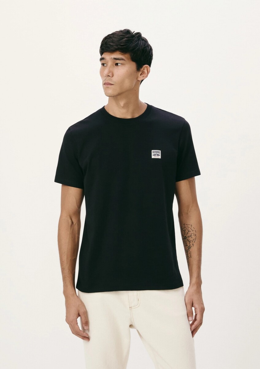 CAMISETA CON ESTAMPA MODELO REGULAR - NEGRO 