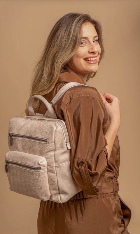 MOCHILA CLAVEL MANTECA