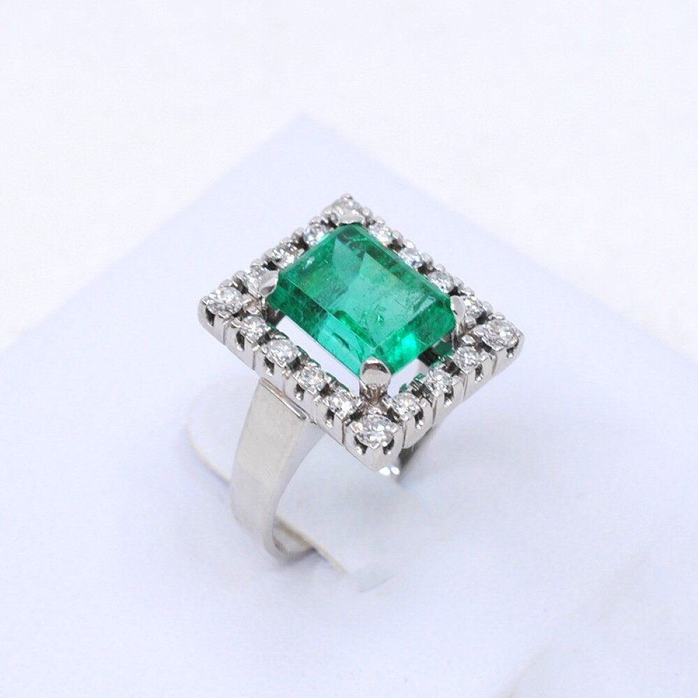Anillo En Oro Blanco 18K Con Brillantes Y Esmeralda Anillo En Oro Blanco 18K Con Brillantes Y Esmeralda
