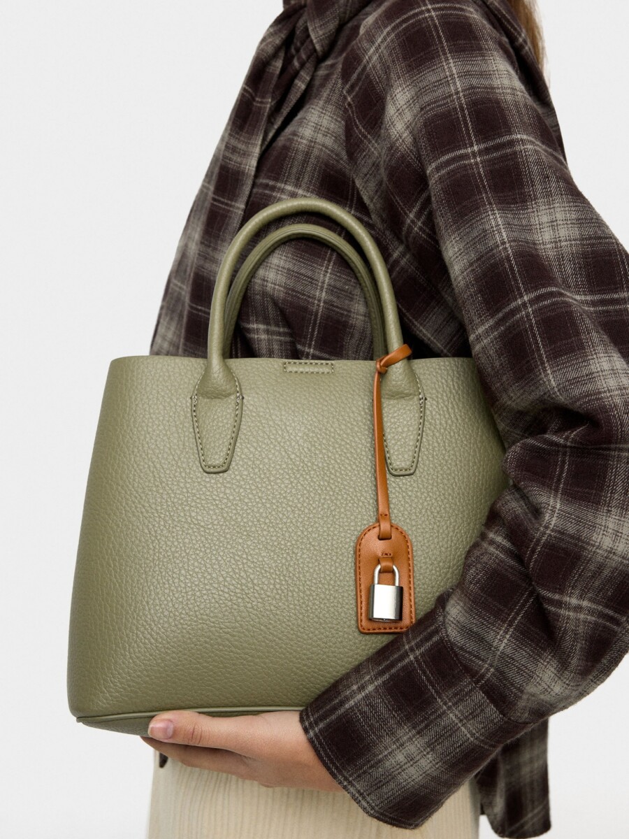 Bolso Tote Con Textura Y Colgante caqui