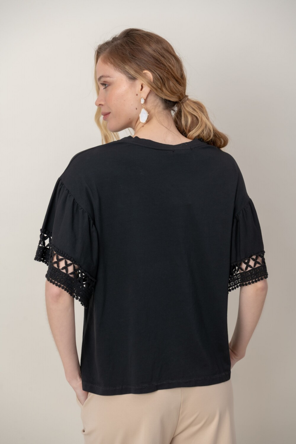 REMERA DHARA Negro