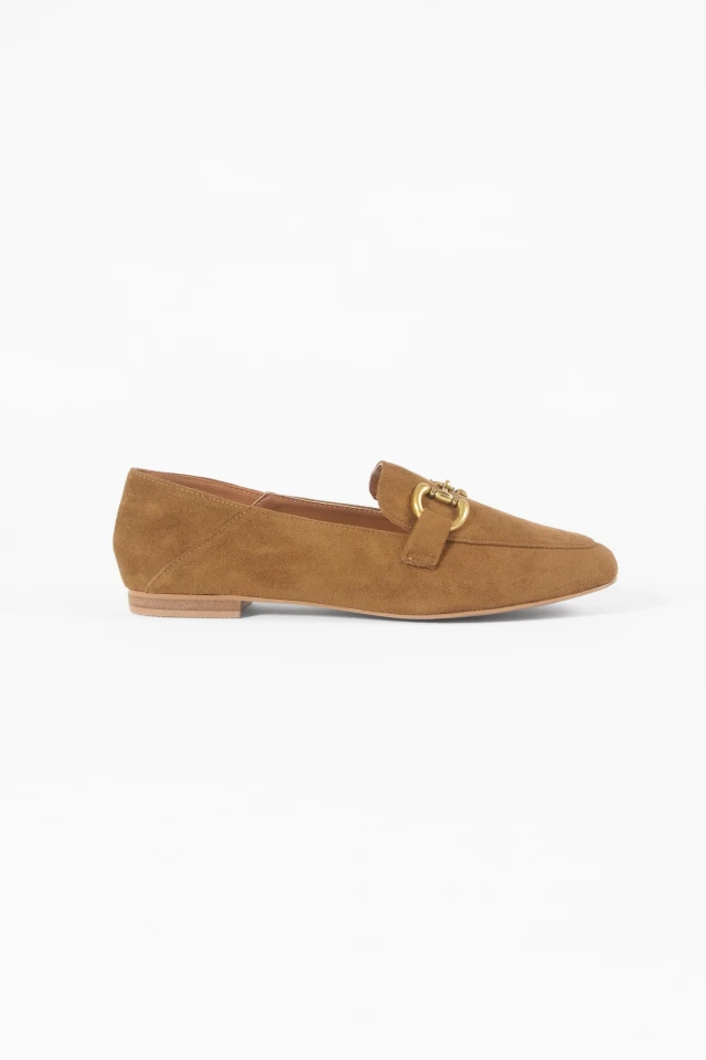 Mocasín de suede con hebilla tostado