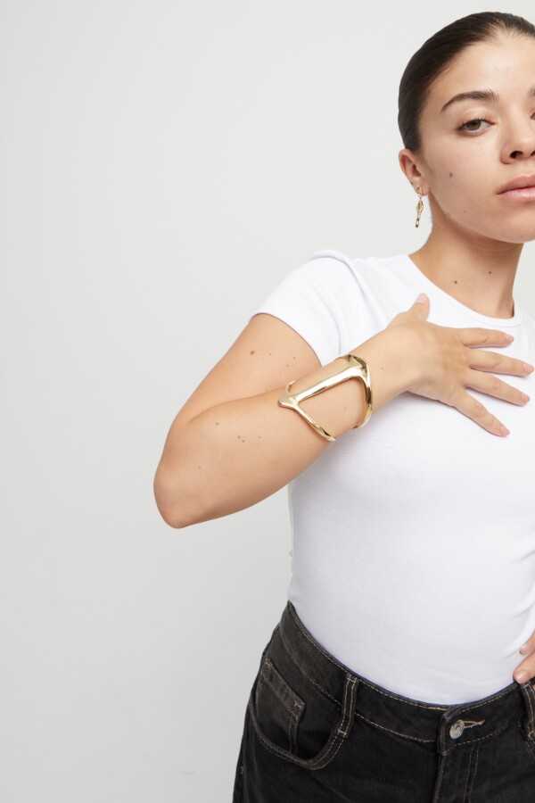 PULSERA RÍGIDA DE ALEACIÓN DE MATALES BAÑADO EN PLATA DE LEY ESTRUCTURA MANTARRAYA CON TOPACIOS Pulsera