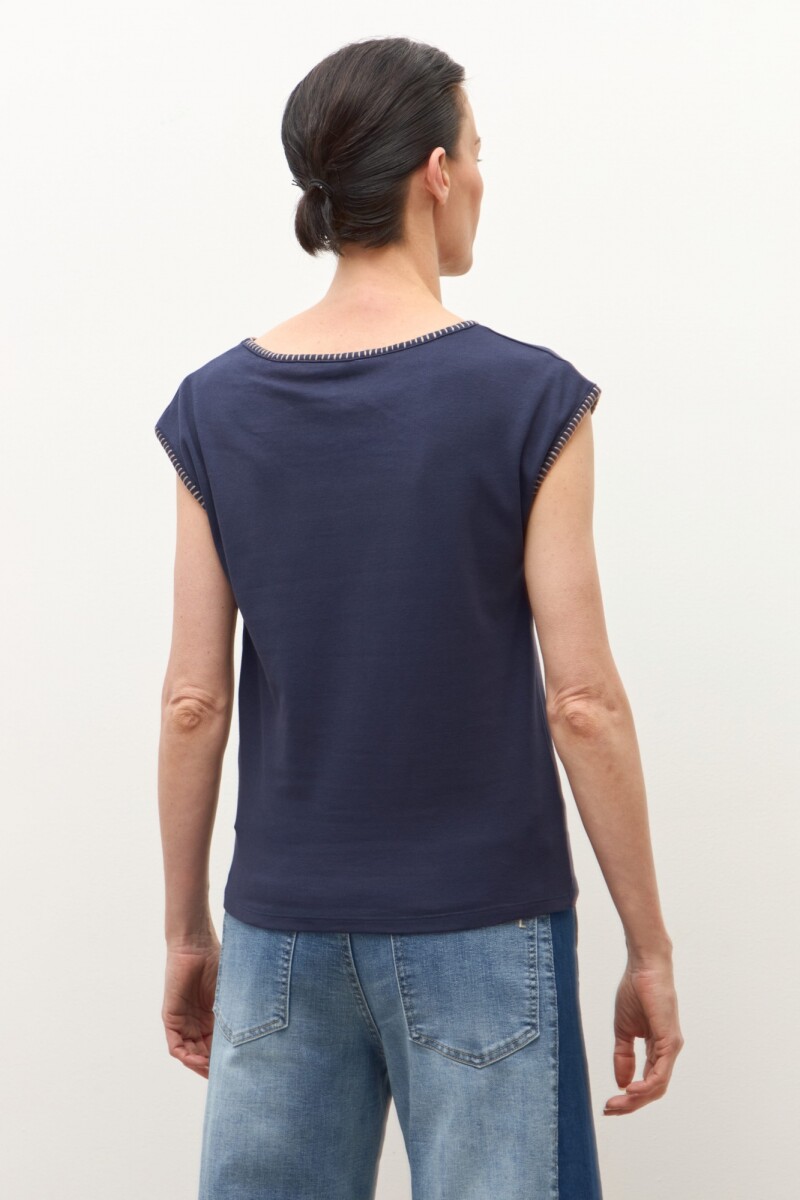 Remera con bordado azul marino