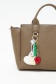 Cartera bandolera con dijes beige