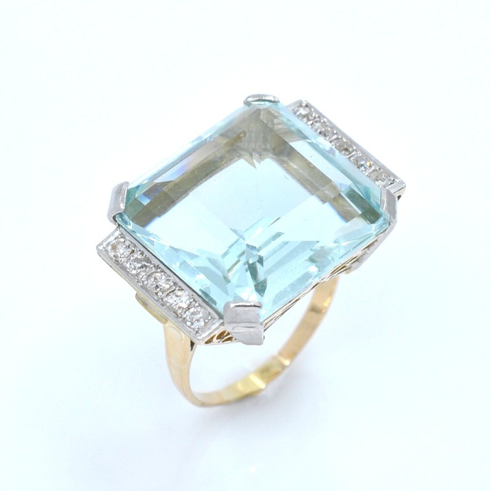 Anillo en oro 18k , aguamarina y brillantes. Anillo en oro 18k , aguamarina y brillantes.