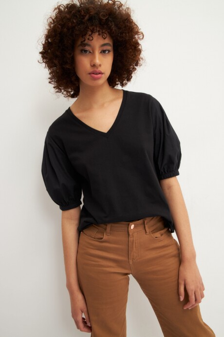 Remera escote V con mangas balloon negro