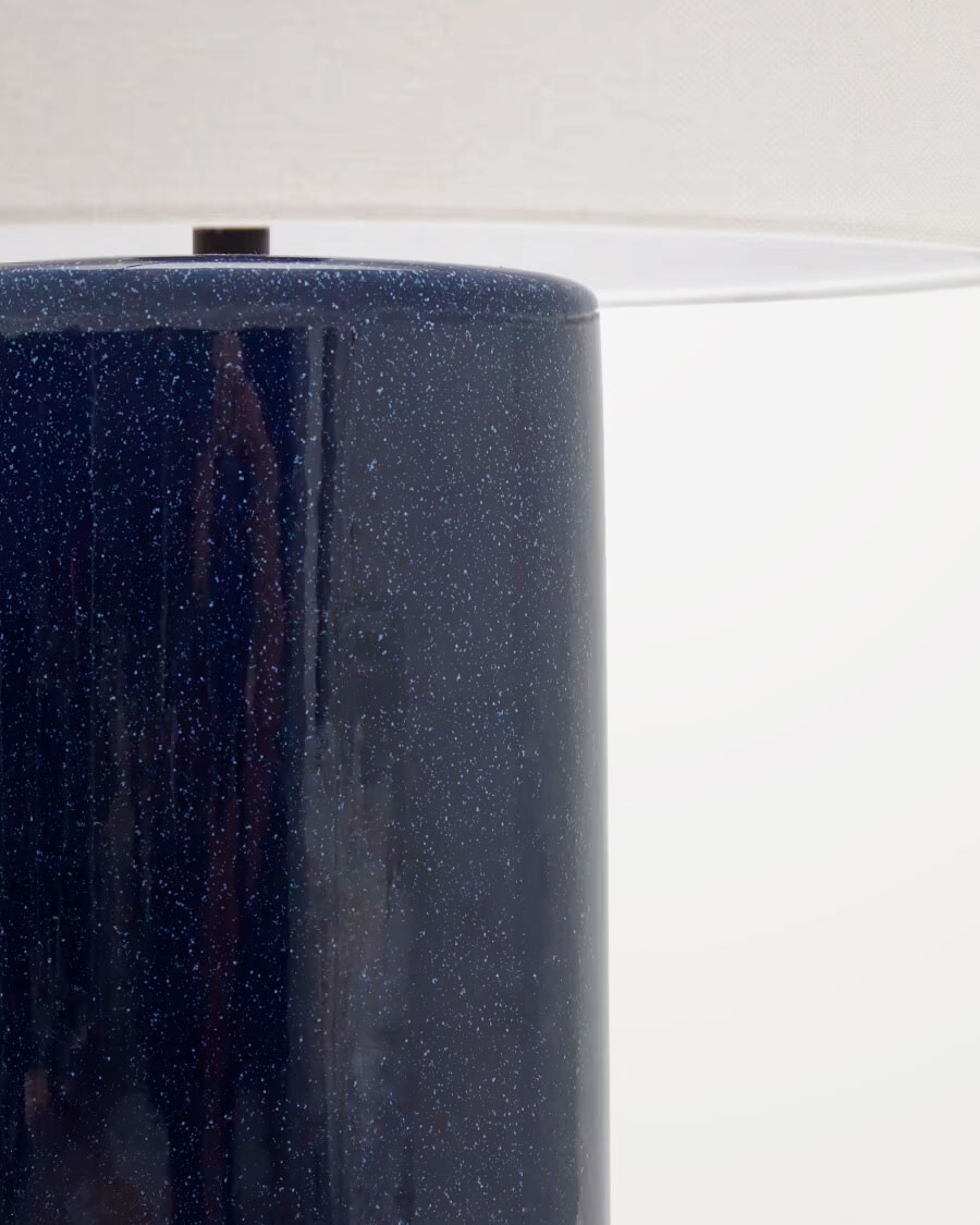 Lámpara de mesa Toneric de cerámica con acabado azul y algodón
