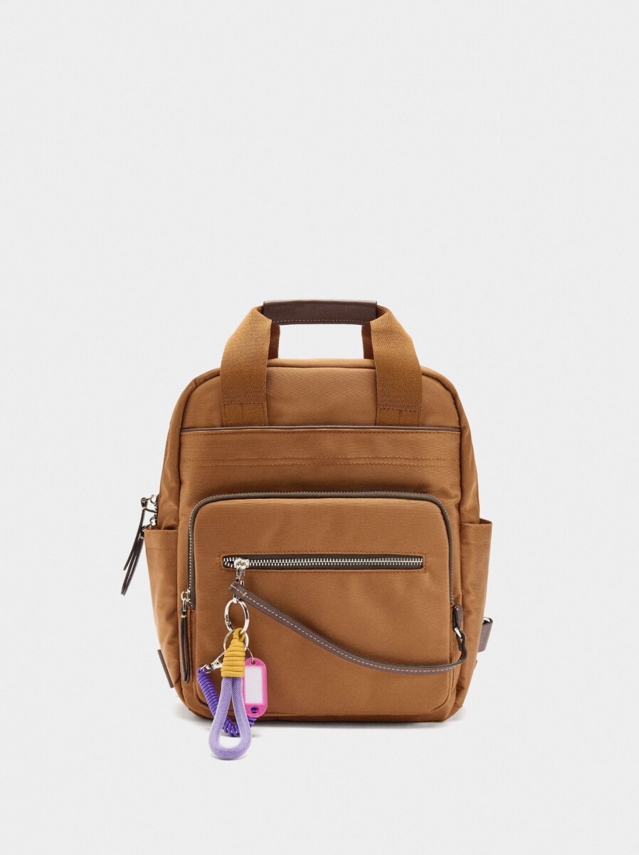 Mochila De Nylon Con Colgante - camel 