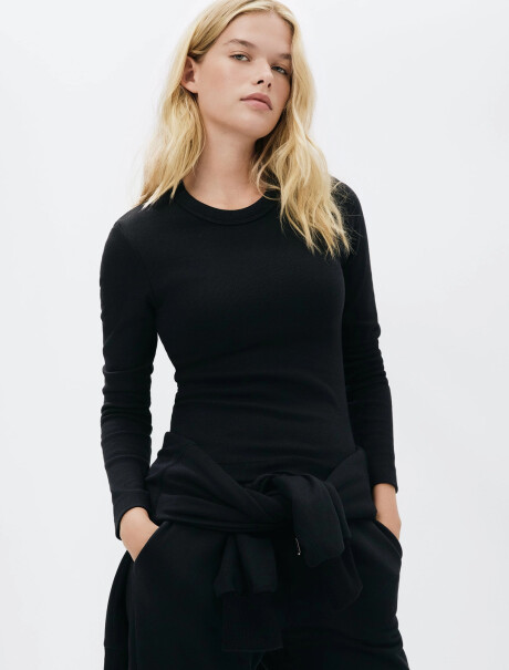 CAMISETA BÁSICA EN TELA ACANALADA NEGRO