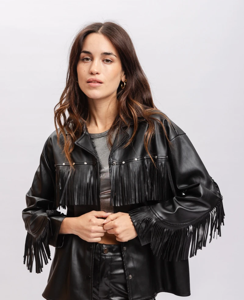 Camisa eco cuero flecos negro