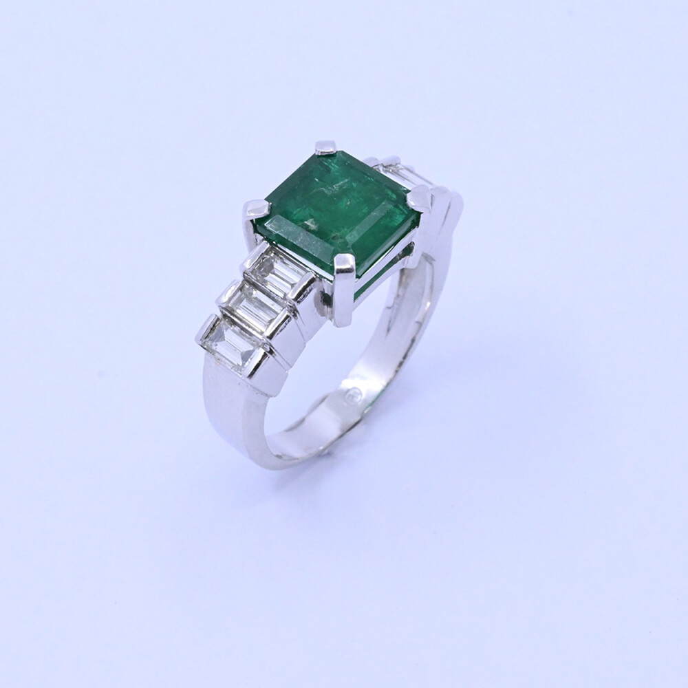 Anillo platino, esmeralda y 6 brillantes. Anillo platino, esmeralda y 6 brillantes.
