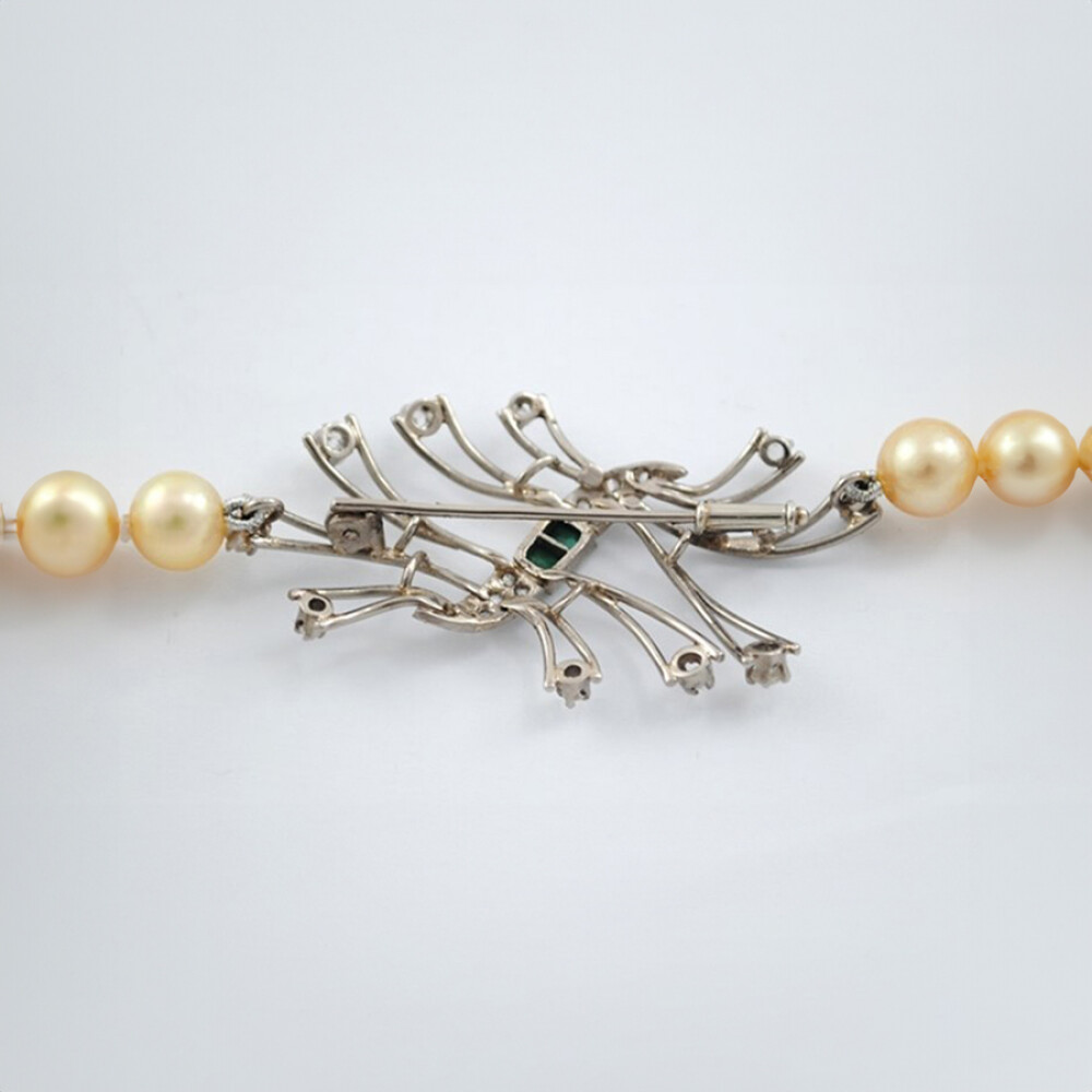 Collar Perlas De Cultivo Con Broche De Oro 18K, Brillantes, Diamantes Y Esmeraldas 78 Cm De Largo Collar Perlas De Cultivo Con Broche De Oro 18K, Brillantes, Diamantes Y Esmeraldas 78 Cm De Largo