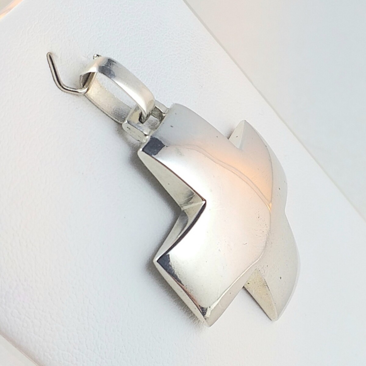 Cruz del Equilibrio plata 925 con bombé, Medidas largo 3.5 cm, ancho 3.5 cm, espesor 5 mm. 