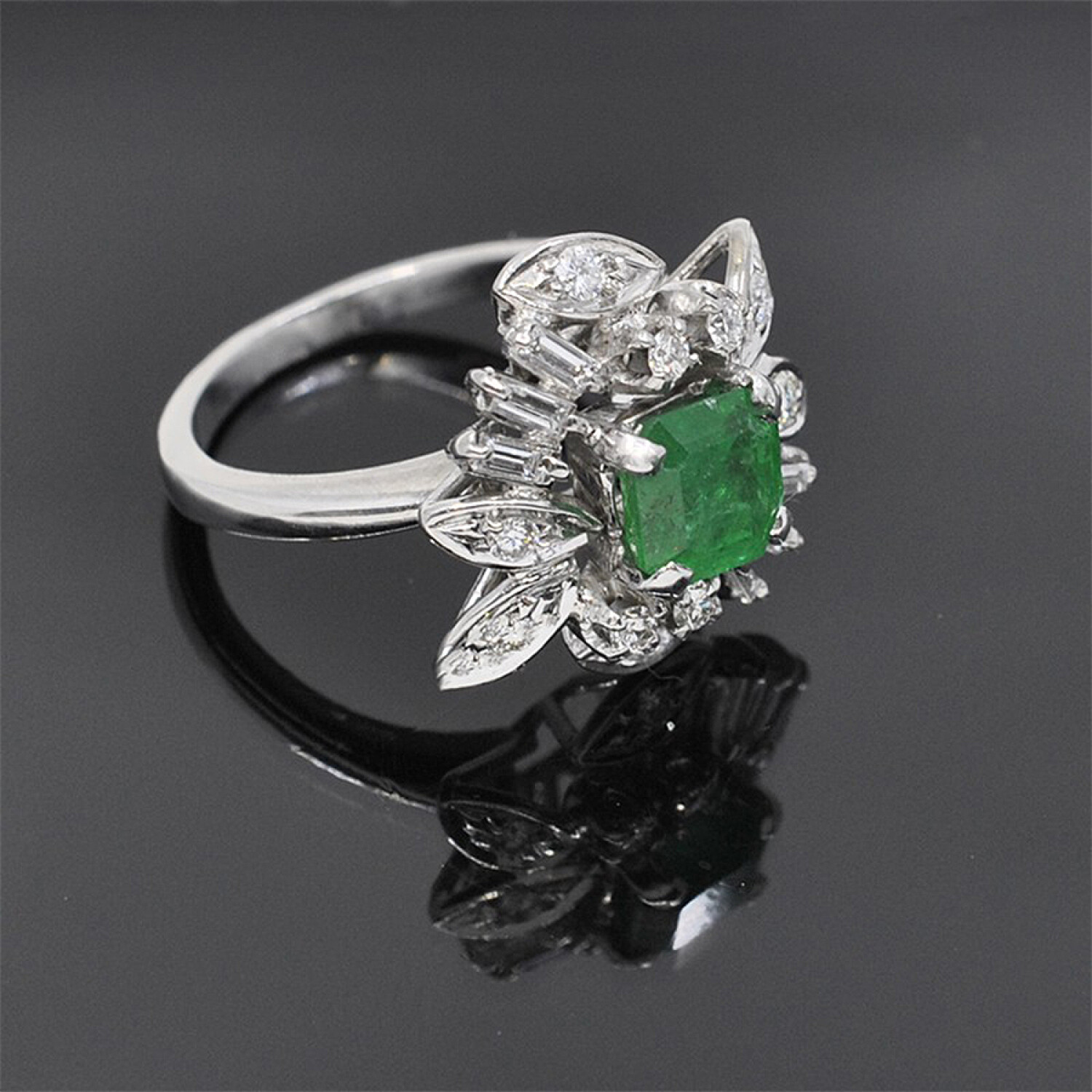 Anillo En Oro Blanco, Brillantes Y Esmeralda — Facello Joyeros