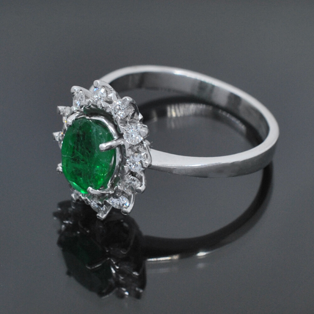 Anillo en oro 18k blanco con esmeralda central y brillantes Anillo en oro 18k blanco con esmeralda central y brillantes
