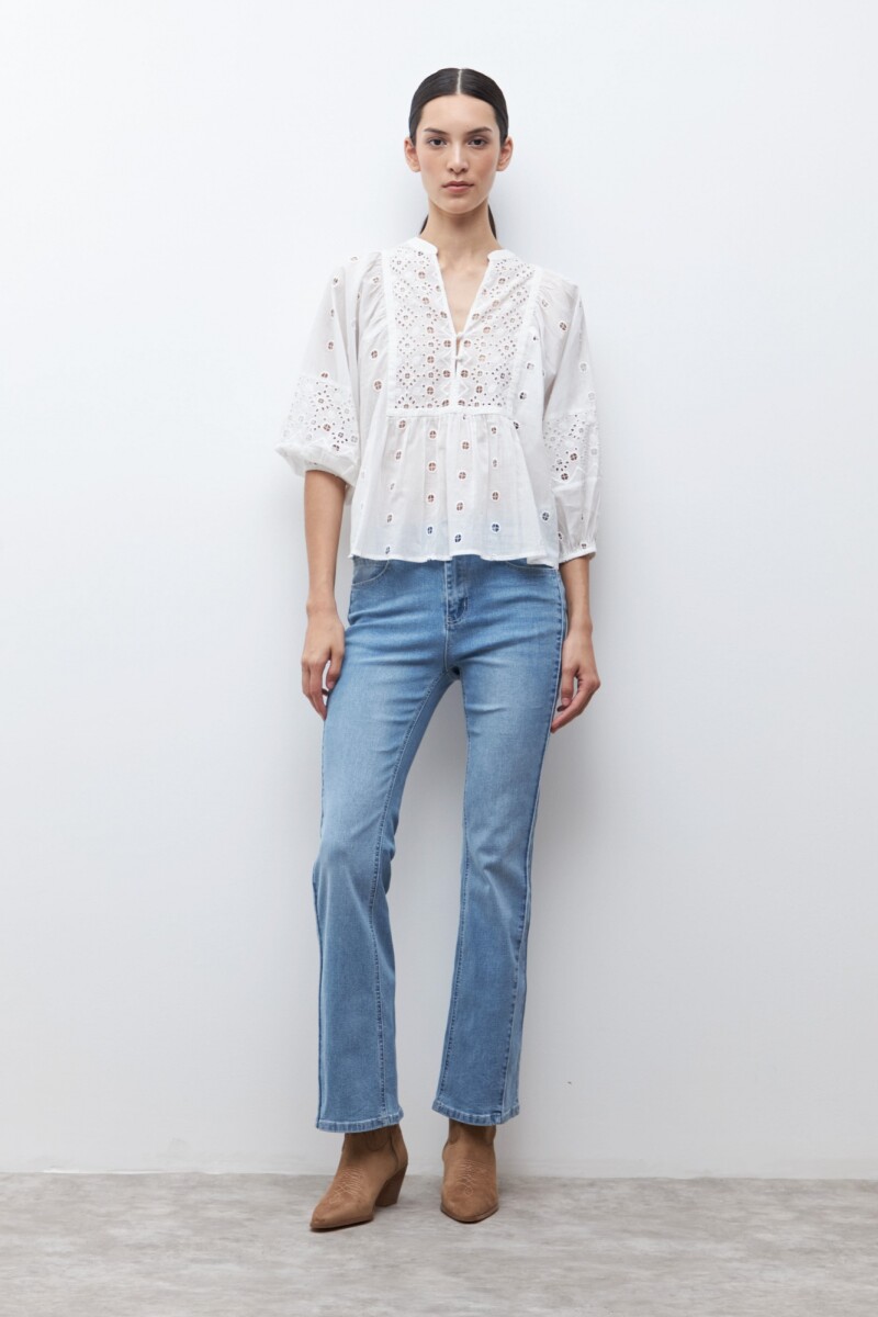 Blusa bordada con broderie blanco