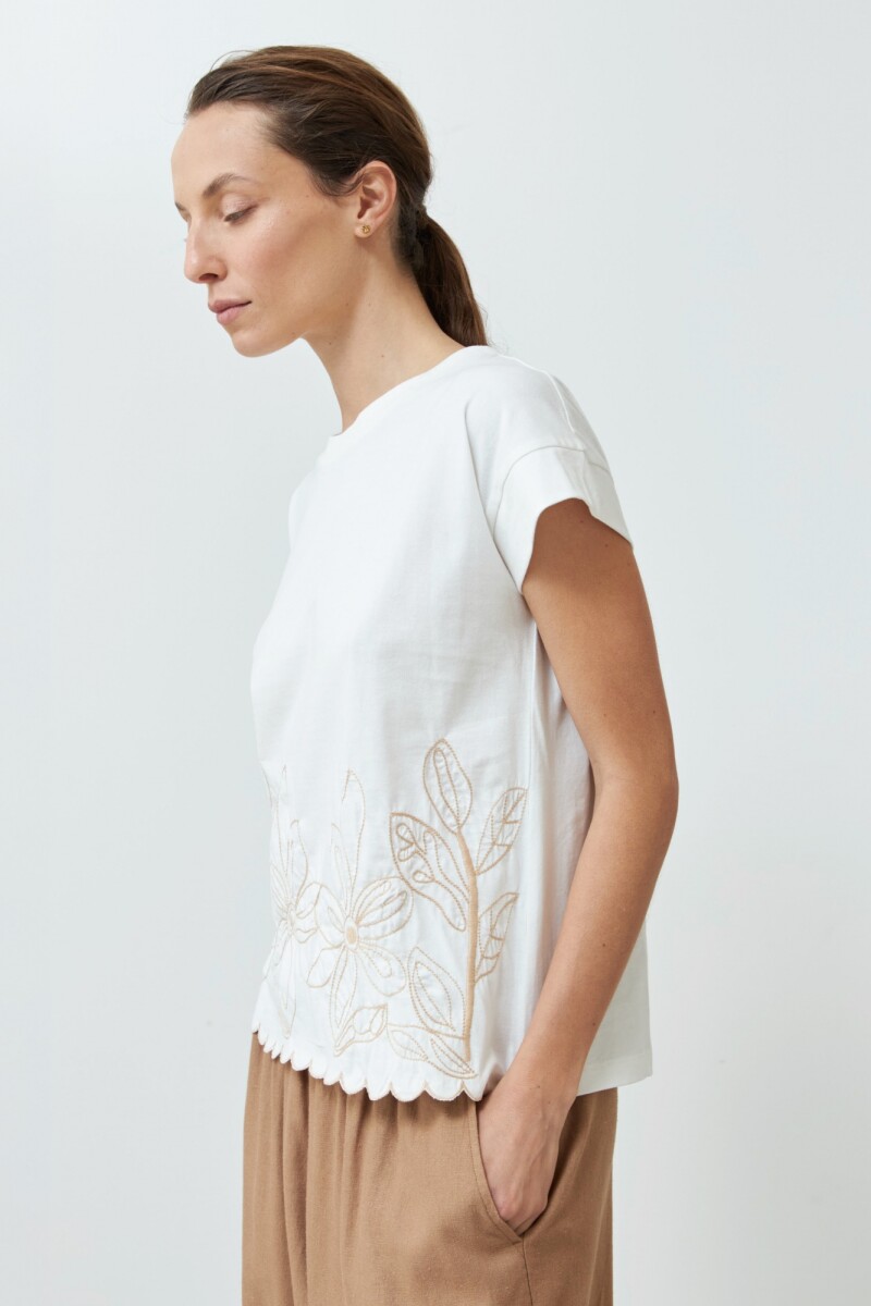 Remera con ruedo bordado crudo