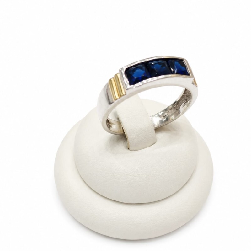 Anillo con tres zirconias azul al centro Anillo con tres zirconias azul al centro