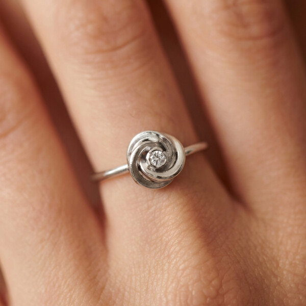 Anillo Nudo de Luz de oro blanco 18k con brillante Anillo Nudo de Luz de oro blanco 18k con brillante