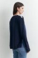 Blusa escote en V bicolor azul marino