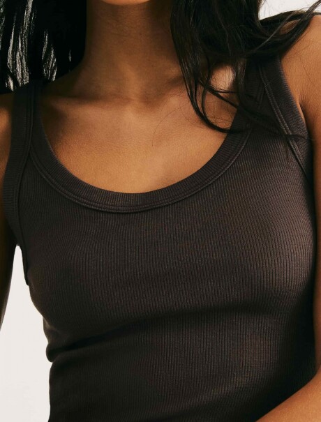 MUSCULOSA BÁSICA EN TELA ACANALADA MARRÓN