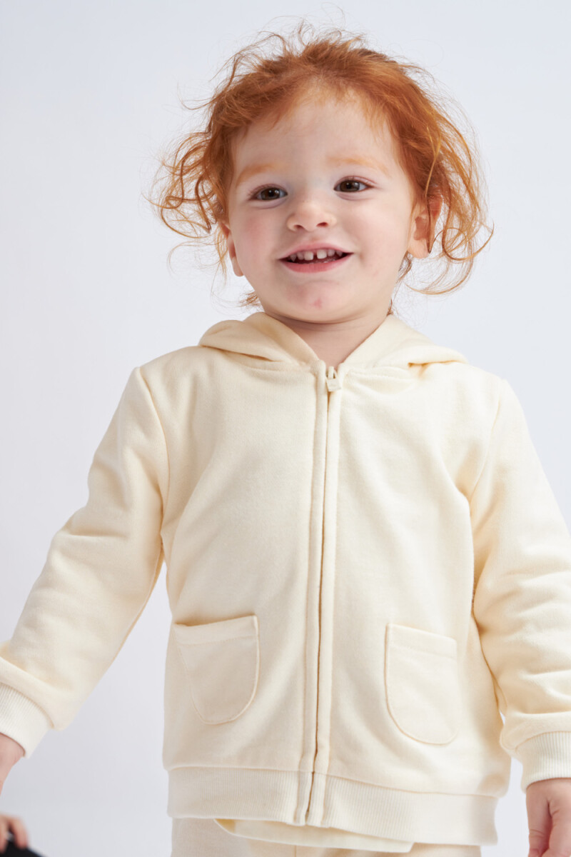 Campera deportiva liviana Crema