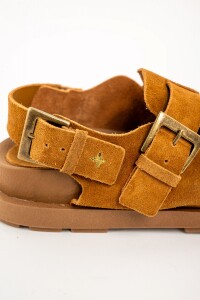 Zueco Gamuza Con Hebillas Camel